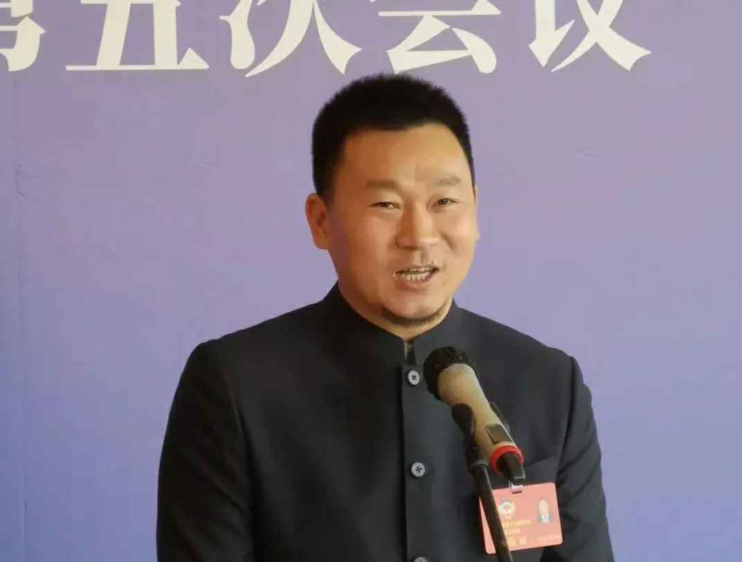 为进一步展示市政协团结、民主、开放、自信的形象，向市民和网友展示政协委员的履职风采，中山市政协十二届五次会议在2月4日上午开幕前开设“委员通道”，市政协委员、兰州伟华经济咨询服务有限公司公司总经理陈朝阳走进“委员通道”，回应社会关切的问题。他就如何做好城市应急管理规划的问题进行发言，并回答记者提问。.jpg